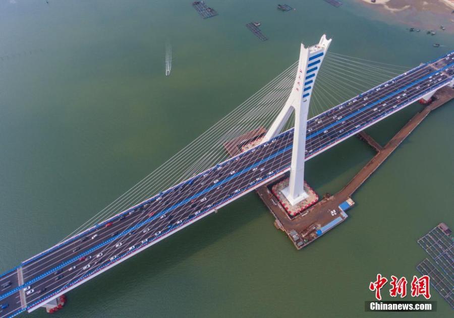 Aerial photo taken on March 18, 2019 shows the Haiwen Bridge, South China\'s Hainan Province. The cross-sea bridge, built over seismic faults, officially started operation on Monday, cutting the trip between Haikou City and Puqian Township of Wenchang City from an hour and a half to about 20 minutes. With a total length of 5.597 km, including about 3.959 km across the sea, the  Haiwen Bridge is the first cross-sea bridge crossing active faults and the most earthquake-resistant bridge in China. (Photo: China News Service/Luo Yunfei)
