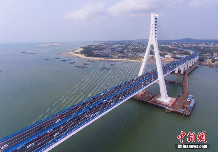 Aerial photo taken on March 18, 2019 shows the Haiwen Bridge, South China\'s Hainan Province. The cross-sea bridge, built over seismic faults, officially started operation on Monday, cutting the trip between Haikou City and Puqian Township of Wenchang City from an hour and a half to about 20 minutes. With a total length of 5.597 km, including about 3.959 km across the sea, the  Haiwen Bridge is the first cross-sea bridge crossing active faults and the most earthquake-resistant bridge in China. (Photo: China News Service/Luo Yunfei)