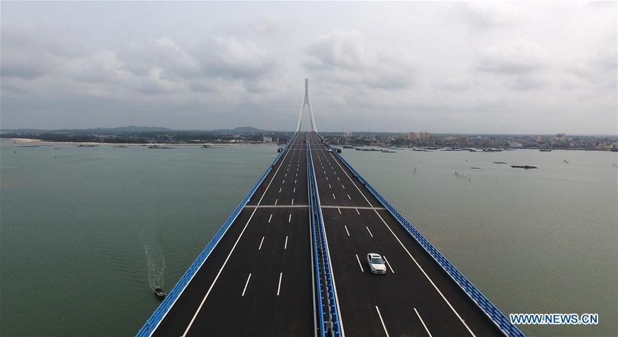 Aerial photo taken on March 18, 2019 shows the Haiwen Bridge, south China\'s Hainan Province. The cross-sea bridge, which was built over seismic faults, officially started operation on Monday. The total length of the bridge is 5.597 km, including about 3.959 km across the sea. The bridge, which links Yanfeng Township of Haikou City and Puqian Township of Wenchang City, cut the trip between the two places from an hour and a half to about 20 minutes. (Xinhua/Guo Cheng)