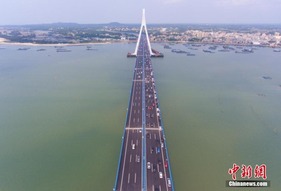 Aerial photo taken on March 18, 2019 shows the Haiwen Bridge, South China\'s Hainan Province. The cross-sea bridge, built over seismic faults, officially started operation on Monday, cutting the trip between Haikou City and Puqian Township of Wenchang City from an hour and a half to about 20 minutes. With a total length of 5.597 km, including about 3.959 km across the sea, the  Haiwen Bridge is the first cross-sea bridge crossing active faults and the most earthquake-resistant bridge in China. (Photo: China News Service/Luo Yunfei)