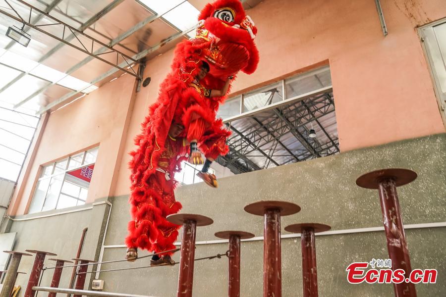 Xuanzhou Lion Dance troupe performers Chen Yihui (R) and Li Minji train in Tengxian County, Wuzhou City, South China\'s Guangxi Zhuang Autonomous Region, March 18, 2019. Tengxian is home to a special folk lion dance. The dance troupe, which formed in 1997, has won many top awards in contests, and its unique stunts that imitate a drunken lion or a lion climbing a cliff, for example, are particularly mind-blowing. (Photo: China News Service/Chen Guanyan)