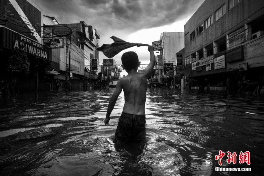 Photo taken by Fanny Octavianus shows a young boy plays in a street filled with water after heavy rains in Sabang, Central Jakarta. First winner in HIPA\'s 8th season Hope. (Photo/VCG)

The Hamdan bin Mohammed bin Rashid Al Maktoum International Photography Award (HIPA) held its annual awards ceremony for its eighth season of competition \'Hope\', held at Dubai Opera and attended by various dignitaries and members of the photography community. The grand prize was $120,000.
