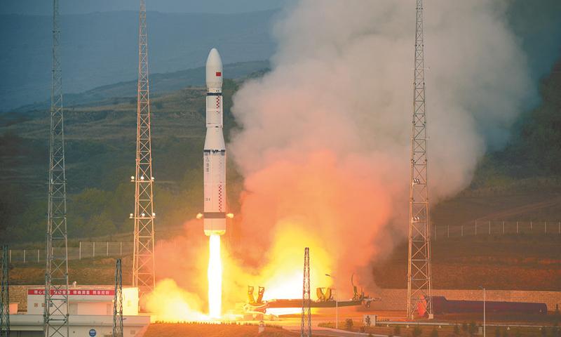 A new model of China\'s carrier rocket Long March 6 carrying 20 micro-satellites blasts off from the Taiyuan Satellite Launch Center in Taiyuan, the capital of north China\'s Shanxi Province, Sept. 20, 2015.  (Photo provided by China Aerospace Science and Technology Corporation)