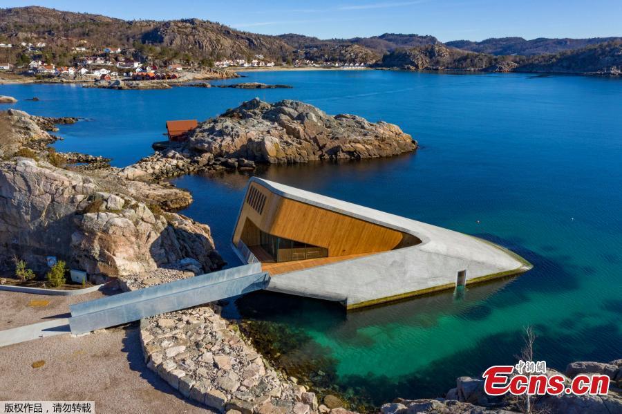The entrance is at shore level, and the area where the restaurant is submerged is often battered by severe weather - which makes for a more spectacular underwater view, according to the architects. Under, Europe\'s first underwater restaurant opens on March 19, 2019 in Norway, overlooking the Skagerrak strait. (Photo/Agencies)