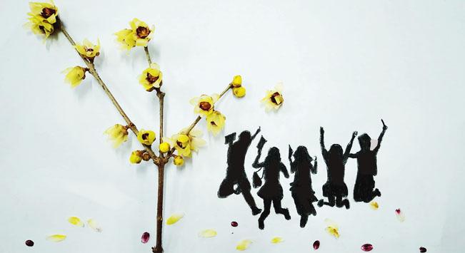 A spray of flowers could be a tall tree in the creative painting created by students from Lanzhou Jiaotong University in Northwest China\'s Gansu Province, March 2019.  (Photo provided to chinadaily.com.cn)