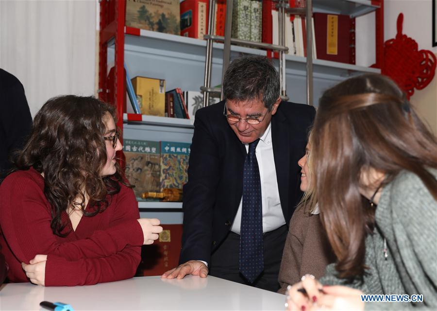 Paolo M. Reale (C), president of Rome Convitto Nazionale Vittorio Emanuele II, an Italian boarding school, talks to students in Rome, Italy, March 18, 2019. Receiving Chinese President Xi Jinping\'s reply to their letter, students at the Italian boarding school were surprised, excited and encouraged. TO GO WITH Feature: Italian students encouraged by Xi\'s letter (Xinhua/Cheng Tingting)