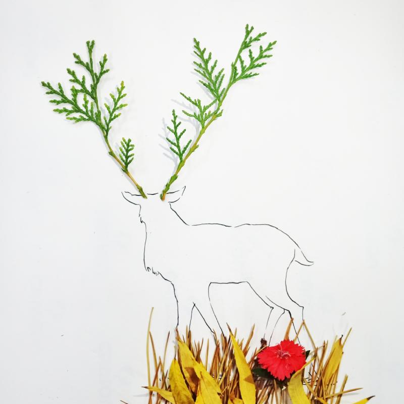Pine leaves are put on the deer\'s head as its horns in the creative painting created by students from Lanzhou Jiaotong University in Northwest China\'s Gansu Province, March 2019. (Photo provided to chinadaily.com.cn)