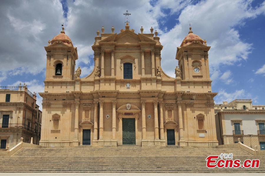 A file photo shows a beautiful scene on the island of Sicily in southern Italy. The island is the largest and one of the most densely populated islands in the Mediterranean Sea. Sicily\'s sunny, dry climate, scenery, cuisine, history and architecture attract many tourists from around the world. Its main agricultural products include oranges, lemons and olive oil. (Photo/IC)