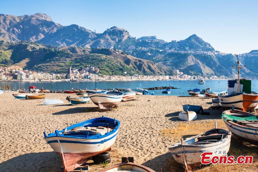 A file photo shows a beautiful scene on the island of Sicily in southern Italy. The island is the largest and one of the most densely populated islands in the Mediterranean Sea. Sicily\'s sunny, dry climate, scenery, cuisine, history and architecture attract many tourists from around the world. Its main agricultural products include oranges, lemons and olive oil. (Photo/IC)