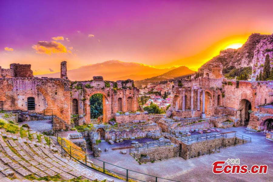 A file photo shows a beautiful scene on the island of Sicily in southern Italy. The island is the largest and one of the most densely populated islands in the Mediterranean Sea. Sicily\'s sunny, dry climate, scenery, cuisine, history and architecture attract many tourists from around the world. Its main agricultural products include oranges, lemons and olive oil. (Photo/IC)
