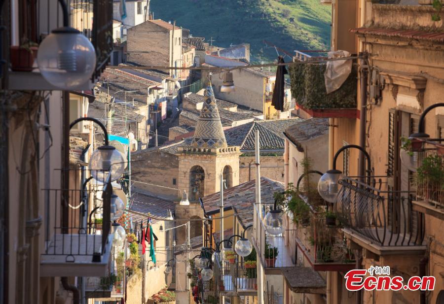 A file photo shows a beautiful scene on the island of Sicily in southern Italy. The island is the largest and one of the most densely populated islands in the Mediterranean Sea. Sicily\'s sunny, dry climate, scenery, cuisine, history and architecture attract many tourists from around the world. Its main agricultural products include oranges, lemons and olive oil. (Photo/IC)