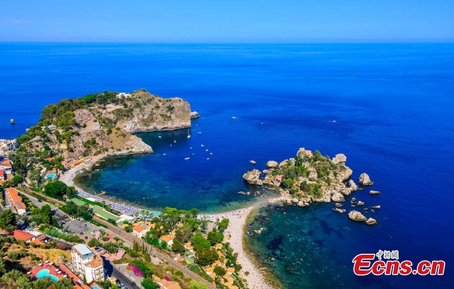 A file photo shows a beautiful scene on the island of Sicily in southern Italy. The island is the largest and one of the most densely populated islands in the Mediterranean Sea. Sicily\'s sunny, dry climate, scenery, cuisine, history and architecture attract many tourists from around the world. Its main agricultural products include oranges, lemons and olive oil. (Photo/IC)