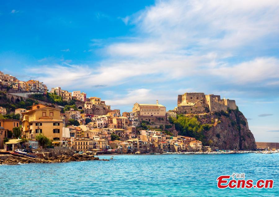A file photo shows a beautiful scene on the island of Sicily in southern Italy. The island is the largest and one of the most densely populated islands in the Mediterranean Sea. Sicily\'s sunny, dry climate, scenery, cuisine, history and architecture attract many tourists from around the world. Its main agricultural products include oranges, lemons and olive oil. (Photo/IC)