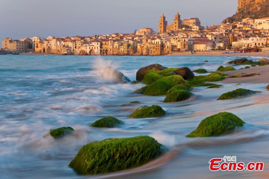 A file photo shows a beautiful scene on the island of Sicily in southern Italy. The island is the largest and one of the most densely populated islands in the Mediterranean Sea. Sicily\'s sunny, dry climate, scenery, cuisine, history and architecture attract many tourists from around the world. Its main agricultural products include oranges, lemons and olive oil. (Photo/IC)