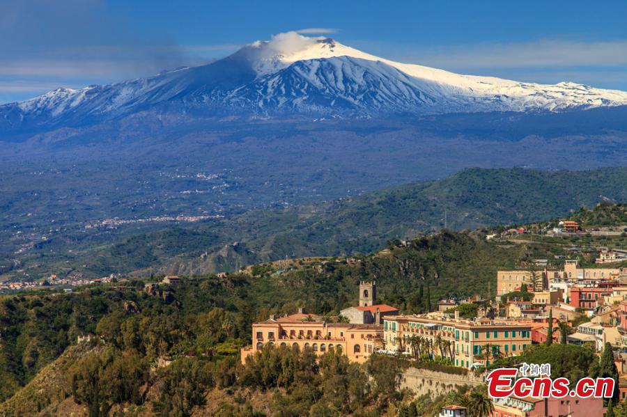A file photo shows a beautiful scene on the island of Sicily in southern Italy. The island is the largest and one of the most densely populated islands in the Mediterranean Sea. Sicily\'s sunny, dry climate, scenery, cuisine, history and architecture attract many tourists from around the world. Its main agricultural products include oranges, lemons and olive oil. (Photo/IC)