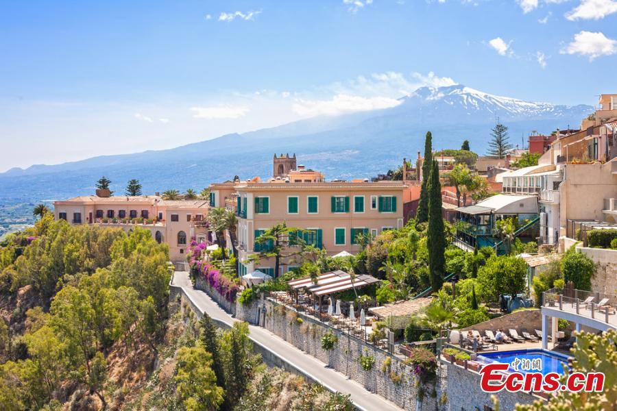 A file photo shows a beautiful scene on the island of Sicily in southern Italy. The island is the largest and one of the most densely populated islands in the Mediterranean Sea. Sicily\'s sunny, dry climate, scenery, cuisine, history and architecture attract many tourists from around the world. Its main agricultural products include oranges, lemons and olive oil. (Photo/IC)