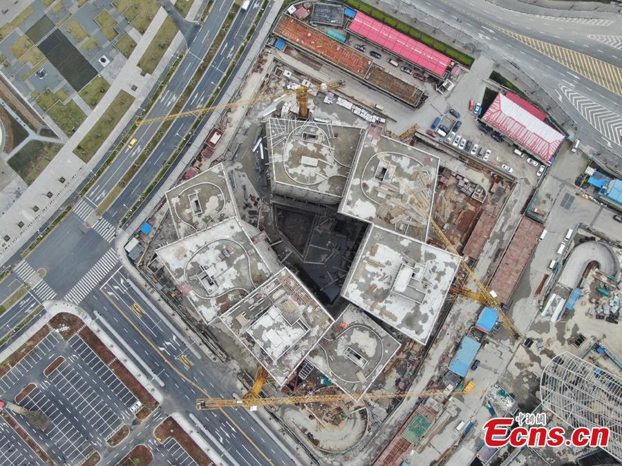 A building complex designed by Japanese architect Kazuyo Sejima looks unusual in Shanghai, with its seven buildings leaning against each other. The building roofs have been capped recently. (Photo: China News Service/Zhang Hengwei)