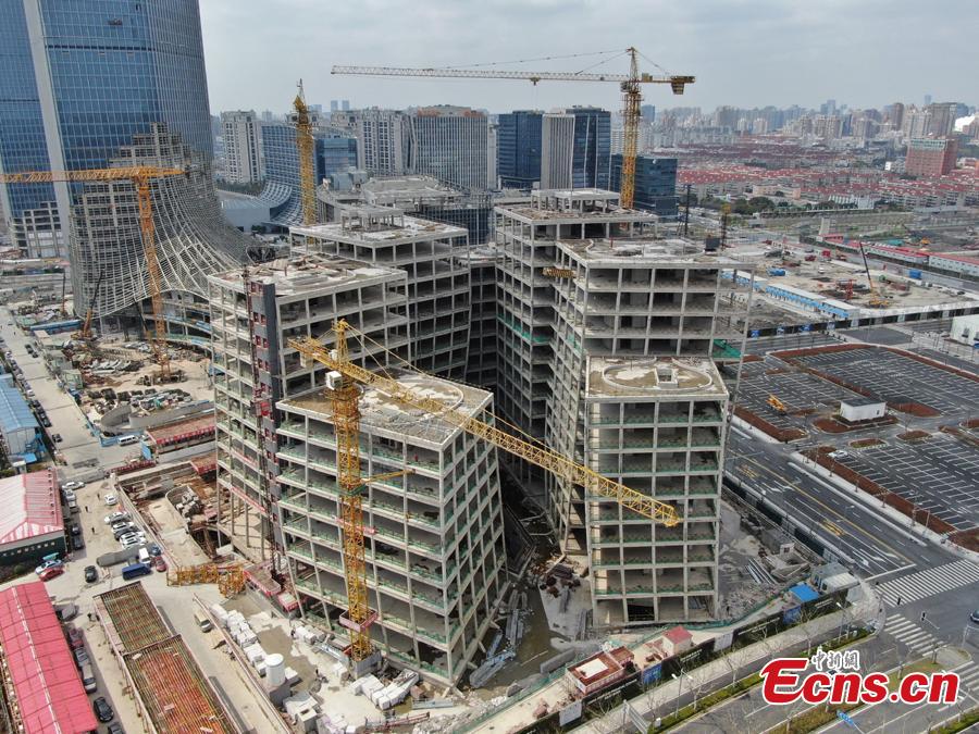 A building complex designed by Japanese architect Kazuyo Sejima looks unusual in Shanghai, with its seven buildings leaning against each other. The building roofs have been capped recently. (Photo: China News Service/Zhang Hengwei)