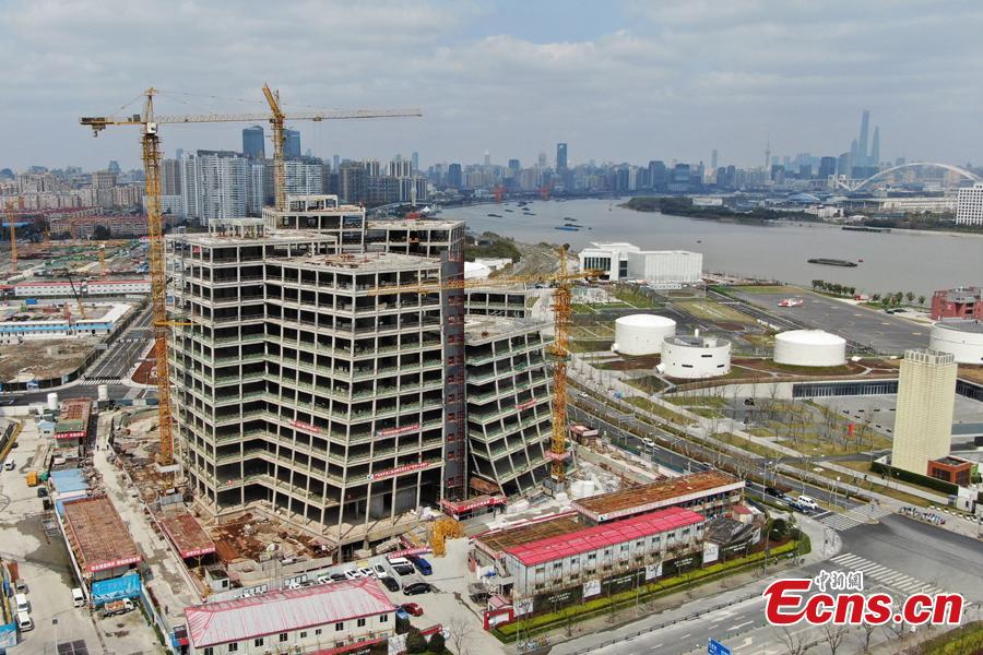 A building complex designed by Japanese architect Kazuyo Sejima looks unusual in Shanghai, with its seven buildings leaning against each other. The building roofs have been capped recently. (Photo: China News Service/Zhang Hengwei)