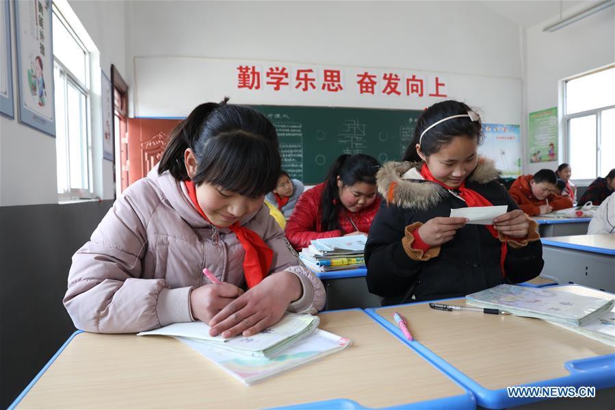 Pupils attend a class at Wangshang Primary School in Chenjiagang Township of Xiangshui County, Yancheng, east China\'s Jiangsu Province, March 25, 2019. All 10 schools temporarily closed after a chemical plant blast in east China\'s Jiangsu Province have been repaired and reopened on Monday. Doors and windows in the 10 primary and middle schools were shattered by the powerful explosion on Thursday, with over 100 students suffering minor injuries caused by broken glass, the local education authorities said. Students were immediately taken to safety, and the injured were treated at nearby hospitals, said Gong Yansen, deputy head of the education bureau of Xiangshui County, where the plant is located. (Xinhua/Jin Liwang)