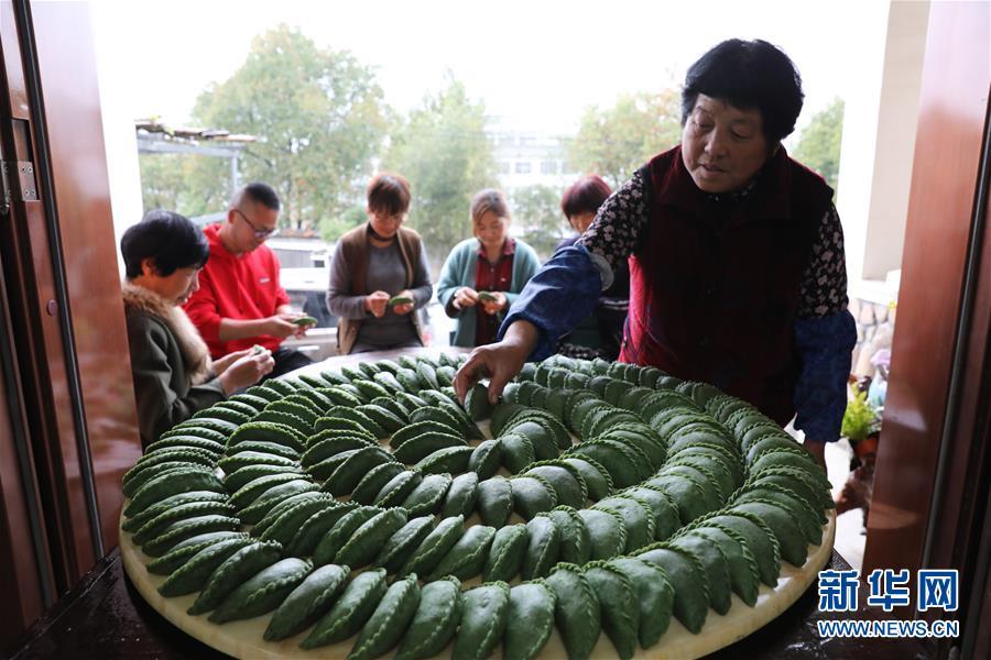 A woman in Jiaokou village in Tianmushan township, Hangzhou, East China\'s Zhejiang province, prepares qingtuan on March 27, 2019 to mark the upcoming Qingming Festival.  (Photo/Xinhua)