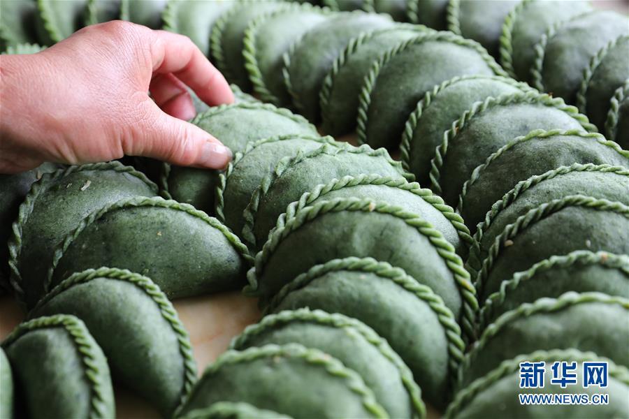 When Qingming Festival approaches, it\'s an age-old tradition to eat qingtuan, or green rice balls, in China\'s Jiangnan area - the region south of the Yangtze River. The green delicacies, sometimes shaped like dumplings, are usually made from glutinous rice mixed with pounded mugwort - an edible wild herb thought to prevent toxic insect bites. (Photo/Xinhua)