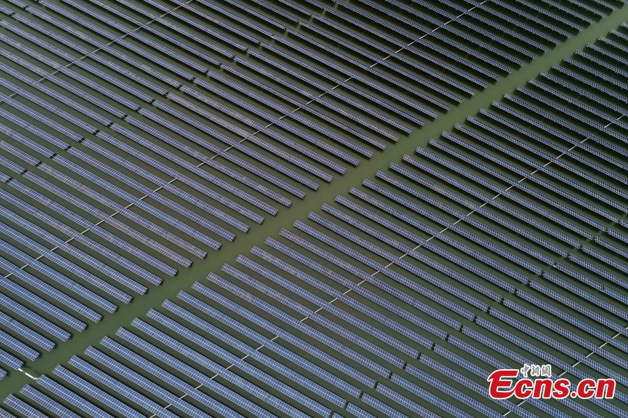 Lines of solar panels in Liangyuan Town, Hefei City, East China\'s Anhui Province, March 28, 2019.  The solar panels, installed in a reservoir, cover an area of 160 hectares and generated 110 million kWh of electricity in 2018. Since 2015, the solar park in the water has generated 4 million yuan($590,000)--worth of economic benefits for local farmers. (Photo: China News Service/Zhang Dagang)