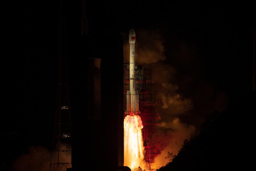 The Tianlian II-01 satellite is launched by a Long March-3B carrier rocket at the Xichang Satellite Launch Center in southwest China\'s Sichuan Province, on March 31, 2019. China sent the new data relay satellite into orbit from the Xichang Satellite Launch Center late Sunday night. The Tianlian II-01 satellite was launched at 11:51 p.m. Beijing Time by a Long March-3B carrier rocket. As the first satellite to constitute China\'s second-generation data relay satellite network, the Tianlian II-01 will provide data relay, measurement and control, transmission services for manned spacecraft, satellites, carrier rockets and other non-spacecraft users. (Xinhua/Guo Wenbin)