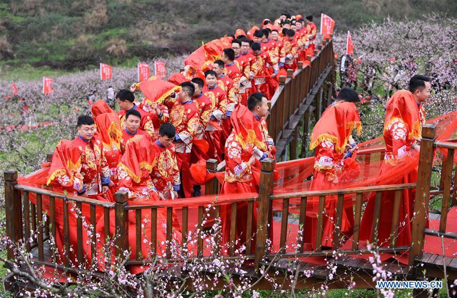 Couples attend a group wedding ceremony in traditional style in Wude Town of Shiqian County, southwest China\'s Guizhou Province, April 4, 2019. A group wedding ceremony in traditional style was held here Thursday for couples who have been striving on the frontline for the county\'s fight against poverty. (Xinhua/Yang Wenbin)