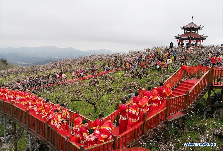 Couples attend a group wedding ceremony in traditional style in Wude Town of Shiqian County, southwest China\'s Guizhou Province, April 4, 2019. A group wedding ceremony in traditional style was held here Thursday for couples who have been striving on the frontline for the county\'s fight against poverty. (Xinhua/Yang Wenbin)