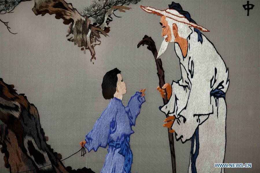 Photo taken on April 4, 2019 shows part of an embroidery work by craftswoman Liu Yuxia in Shijiazhuang, north China\'s Hebei Province, April 4, 2019. Liu Yuxia is an inheritor of Xu embroidery, which was listed as one of Shijiazhuang\'s intangible cultural heritages in 2018. Based on traditional Chinese embroidery skills, her works of unique style present the integration of Chinese and western painting techniques and photography. (Xinhua/Chen Qibao)