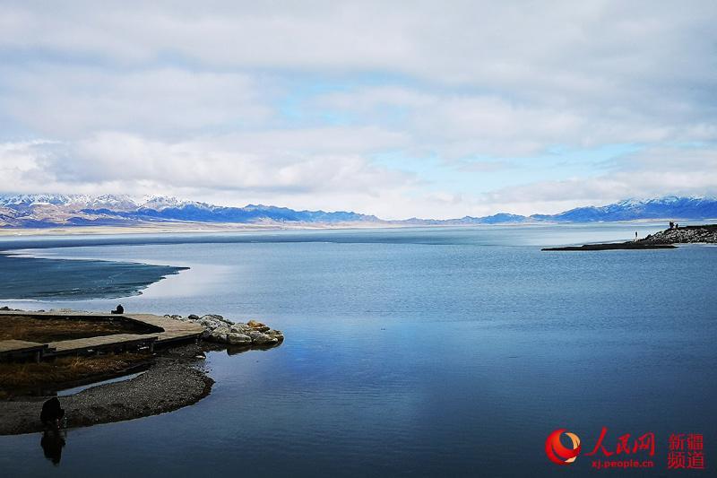 Photo shows thawing ice on the surface of Sayram Lake in northwest China\'s Xinjiang Uyghur Autonomous Region. The swans, the high mountains, the clear water and the blue sky have turned the lake into a spring fairyland.  (Photo/people.cn)