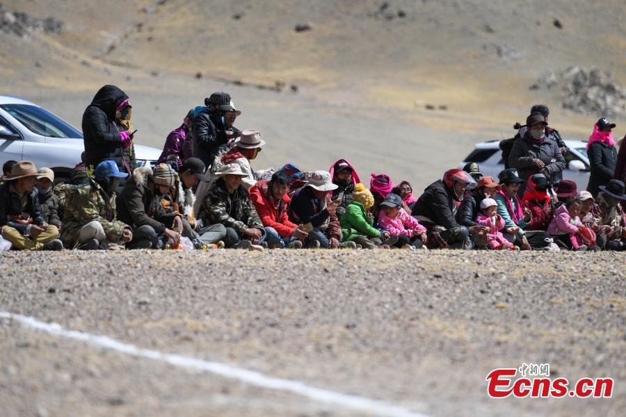 A horse race in Qianggu Village in Ngari Prefecture, Southwest China\'s Tibet Autonomous Region, April 9, 2019. The per capita income of the village reached 14,000 yuan ($2,086) in 2017 and locals all live above the poverty line. (Photo: China News Service/He Penglei)