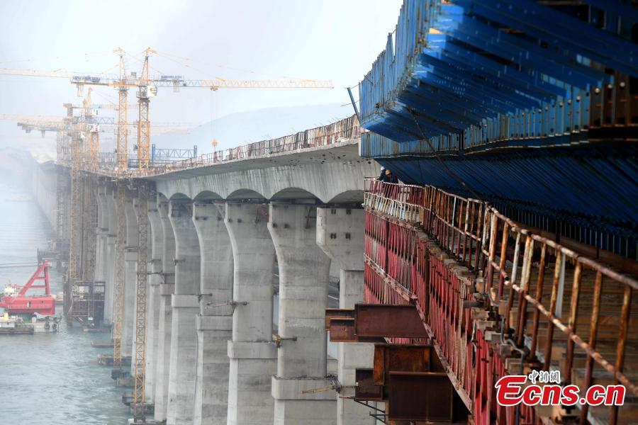 Construction of the cross-Straits highway-rail bridge underway in Pingtan, East China\'s Fujian Province, April 9, 2019. The first of its kind in China, the combined cross-sea rail and highway bridge across the Pingtan Straits has two tiers, one for railways from Fuzhou to Pingtan, the other for a six-lane highway from Changle to Pingtan. The bridge, spanning 16.34 km, will open to traffic in 2020. (Photo: China News Service/Zhang Bin)