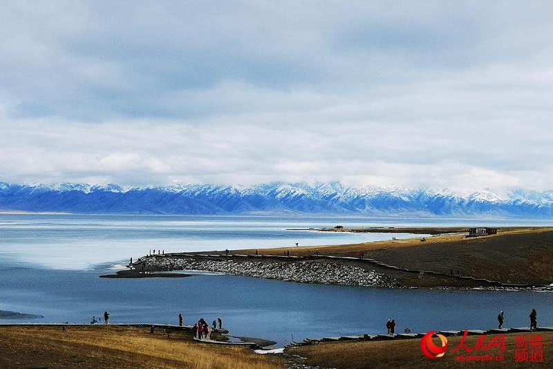 Photo shows thawing ice on the surface of Sayram Lake in northwest China\'s Xinjiang Uyghur Autonomous Region. The swans, the high mountains, the clear water and the blue sky have turned the lake into a spring fairyland.  (Photo/people.cn)