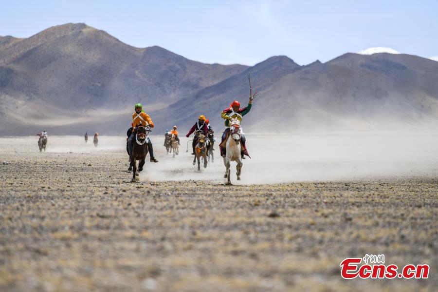 A horse race in Qianggu Village in Ngari Prefecture, Southwest China\'s Tibet Autonomous Region, April 9, 2019. The per capita income of the village reached 14,000 yuan ($2,086) in 2017 and locals all live above the poverty line. (Photo: China News Service/He Penglei)