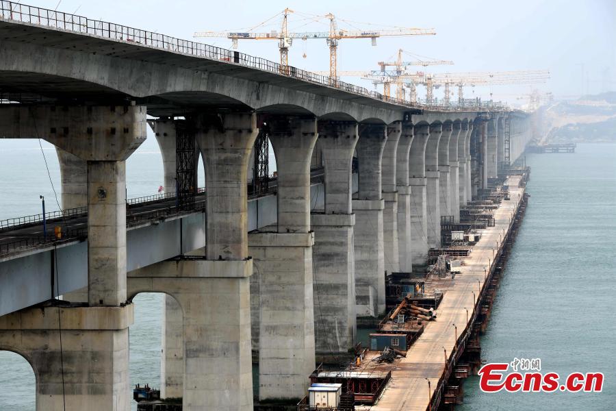 Construction of the cross-Straits highway-rail bridge underway in Pingtan, East China\'s Fujian Province, April 9, 2019. The first of its kind in China, the combined cross-sea rail and highway bridge across the Pingtan Straits has two tiers, one for railways from Fuzhou to Pingtan, the other for a six-lane highway from Changle to Pingtan. The bridge, spanning 16.34 km, will open to traffic in 2020. (Photo: China News Service/Zhang Bin)