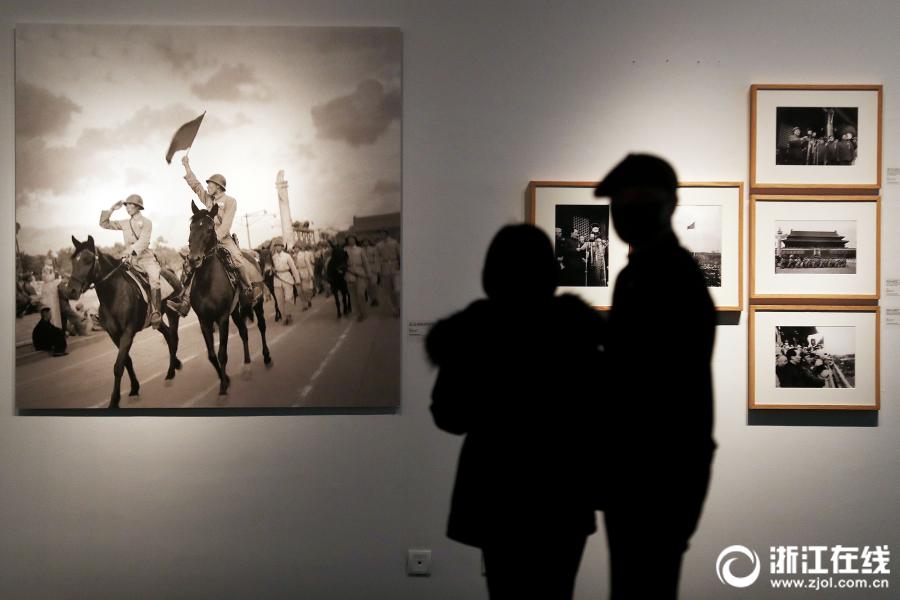 Visitors admire battlefield photos taken during the Anti-Japanese War (1937-1945) at an exhibition at the art museum of the China Academy of Art in Hangzhou, Zhejiang Province, on April 3. (Photo/zjol.com.cn)