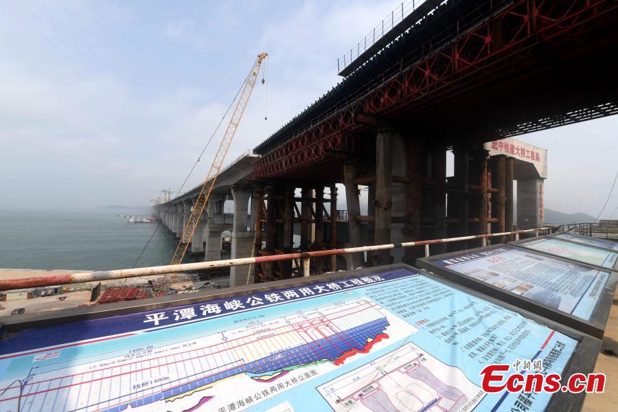 Construction of the cross-Straits highway-rail bridge underway in Pingtan, East China\'s Fujian Province, April 9, 2019. The first of its kind in China, the combined cross-sea rail and highway bridge across the Pingtan Straits has two tiers, one for railways from Fuzhou to Pingtan, the other for a six-lane highway from Changle to Pingtan. The bridge, spanning 16.34 km, will open to traffic in 2020. (Photo: China News Service/Zhang Bin)
