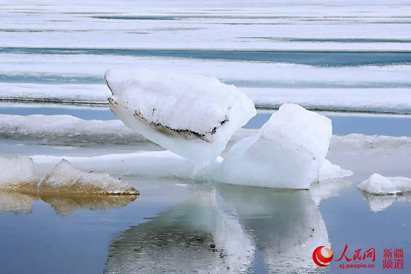 Photo shows thawing ice on the surface of Sayram Lake in northwest China\'s Xinjiang Uyghur Autonomous Region. The swans, the high mountains, the clear water and the blue sky have turned the lake into a spring fairyland.  (Photo/people.cn)