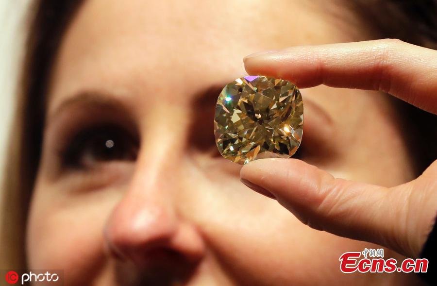 An unmounted coloured diamond of 118.05 carats is displayed, at Christie\'s auction rooms in London, April 9, 2019. The diamond estimated at 2,500,000-3,500,000 US dollars will be sold at the Geneva Magnificent Jewels auction on May 15. (Photo/IC)