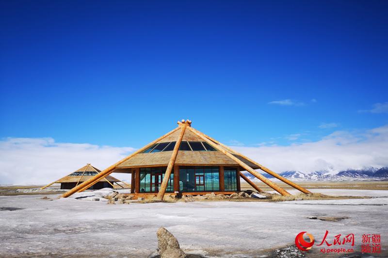 Photo shows thawing ice on the surface of Sayram Lake in northwest China\'s Xinjiang Uyghur Autonomous Region. The swans, the high mountains, the clear water and the blue sky have turned the lake into a spring fairyland.  (Photo/people.cn)