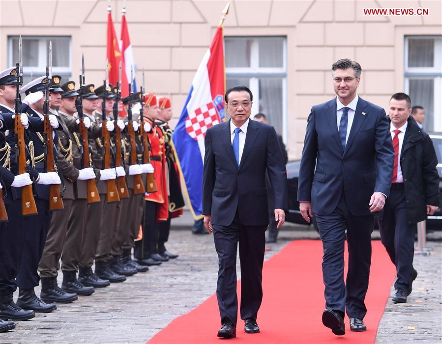 Chinese Premier Li Keqiang (L, front) attends a grand welcome ceremony held by Croatian Prime Minister Andrej Plenkovic (R, front) at the St. Mark\'s Square in Zagreb, Croatia, April 10, 2019. Li held talks with Plenkovic in the Croatian capital of Zagreb on Wednesday. (Xinhua/Shen Hong)