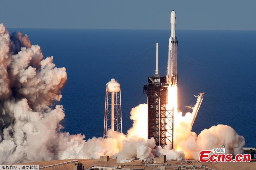 A SpaceX Falcon Heavy rocket, carrying the Arabsat 6A communications satellite, lifts off from the Kennedy Space Center in Cape Canaveral, Florida, on April 11, 2019. (Photo/Agencies)