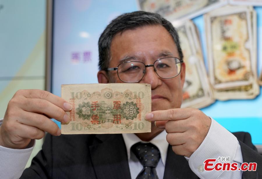 Wani Yukio, a Japanese independent journalist and historian, donates historical documents related to Hong Kong Military Yen Court cases to the Chinese University of Hong Kong Library in Hong Kong, April 11, 2019. In the 1990s, he formed a group with several Japanese lawyers and scholars to support a lawsuit, filed by victims in Hong Kong, seeking reparation for the military yen issued during the Japanese occupation. This is the only legal action ever taken by the Hong Kong community, and it was eventually rejected by the Supreme Court of Japan in 2001. After the legal action ended, Mr. Wani gathered the materials and information related to the case, including seven boxes of court judgments, case summaries, oral histories of victims in Hong Kong, news reports, and video tapes, and donated them to the CUHK Library, according to the library. (Photo: China News Service/Zhang Wei)