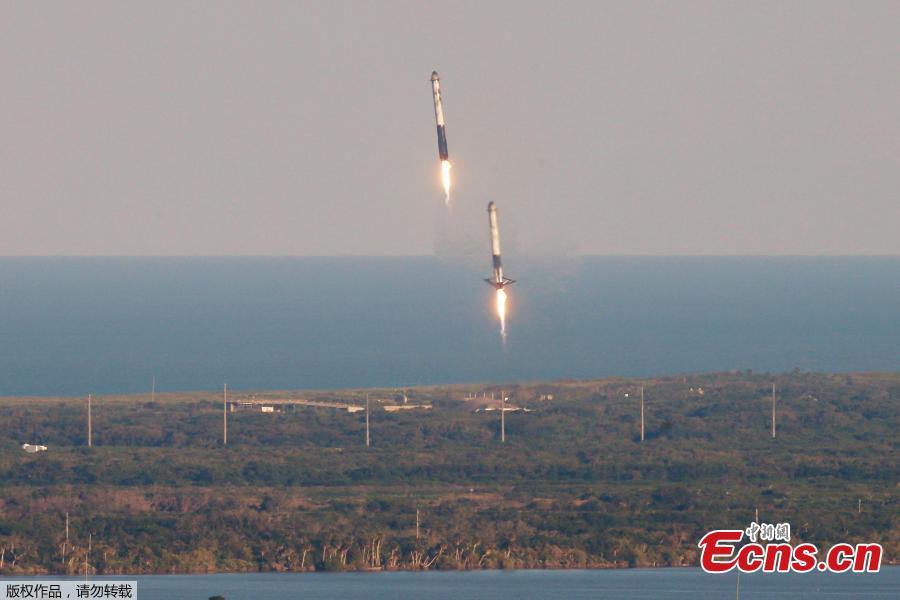 The two side boosters of SpaceX\'s Falcon Heavy rocket land on the company\'s pads in Florida, April 11, 2019. (Photo/Agencies)