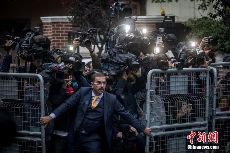 General news, singles winner

An unidentified man tries to hold back the press as investigators arrive at the Saudi Arabian consulate ahead of Turkish police amid a growing international backlash to the disappearance of the journalist Jamal Khashoggi in Istanbul, Turkey.

Photograph: Chris McGrath/Getty Images
