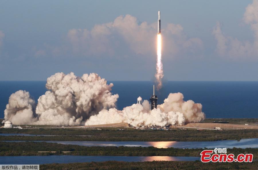 A SpaceX Falcon Heavy rocket, carrying the Arabsat 6A communications satellite, lifts off from the Kennedy Space Center in Cape Canaveral, Florida, on April 11, 2019. (Photo/Agencies)
