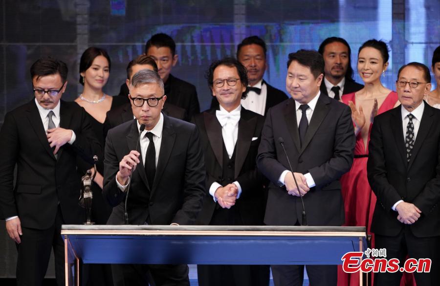 Felix Chong makes a speech after winning the Best Director at this year\'s Hong Kong Film Awards, April 14, 2019. Crime thriller Project Gutenberg was the night’s biggest winner, bagging seven awards, including best film, after receiving 17 nominations. (Photo: China News Service/Zhang Wei)