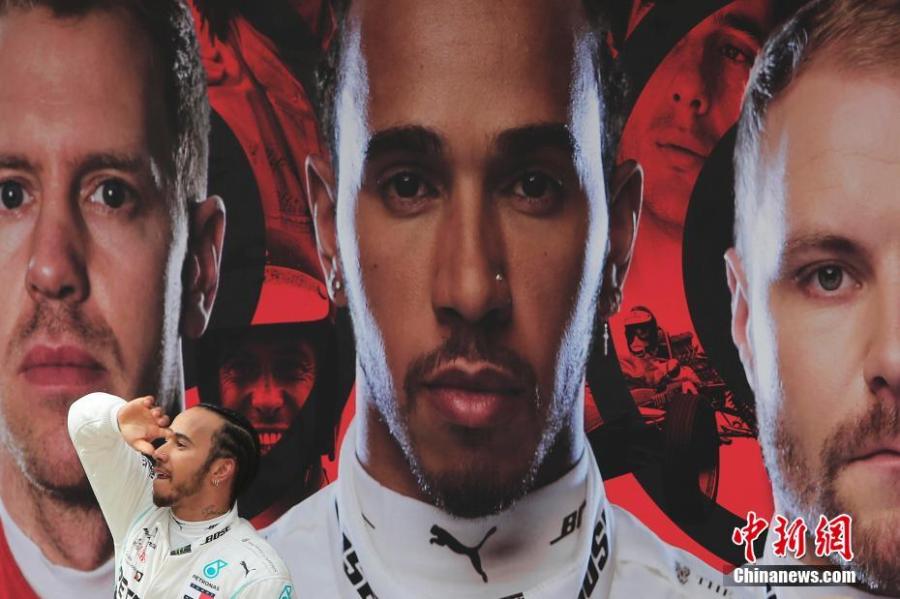 Mercedes driver Lewis Hamilton of Britain reacts on the podium after winning the Chinese Formula One Grand Prix at the Shanghai International Circuit in Shanghai, China, April 14, 2019.   (Photo: China News Service/Yin Liqun)